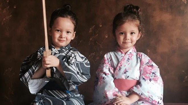 Cặp song sinh nhà Hồng Nhung thích thú mặc kimono Ảnh 2