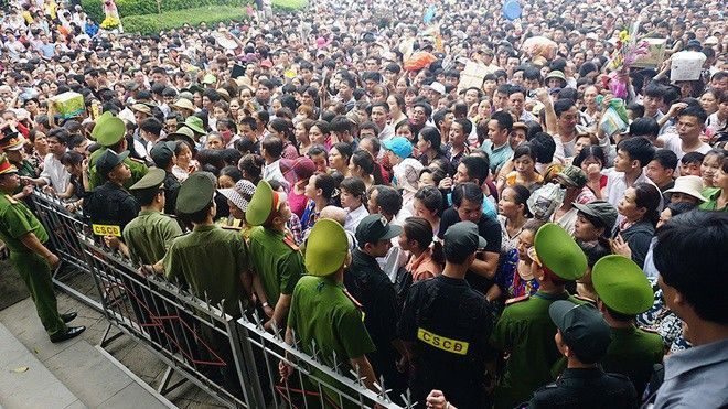 Trẻ em khóc, người lớn ngất xỉu trong biển người chờ dâng lễ đền Hùng Ảnh 2