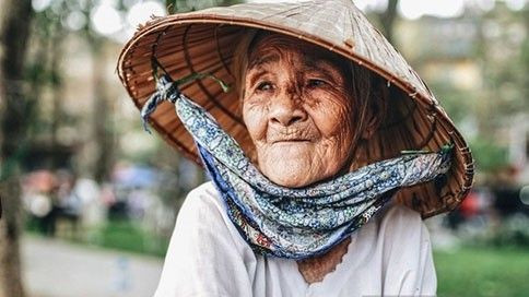 Chuyện đời đắng cay của người mẹ già 86 tuổi bán hàng nước ven hồ Giảng Võ Ảnh 2