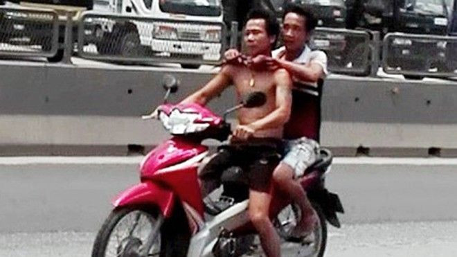 30 cảnh sát truy đuổi kẻ gí dao khống chế con tin Ảnh 2