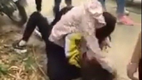 Nữ sinh bị đánh hội đồng dã man Ảnh 2