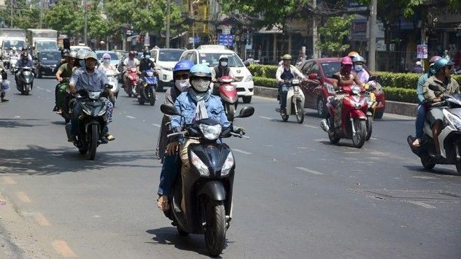 Người Sài Gòn vật vã chống cái nắng nóng gần 40 độ Ảnh 2