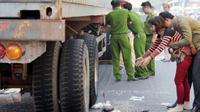 Bố đánh xe tải đi làm, không may cán chết con gái 2 tuổi Ảnh 2