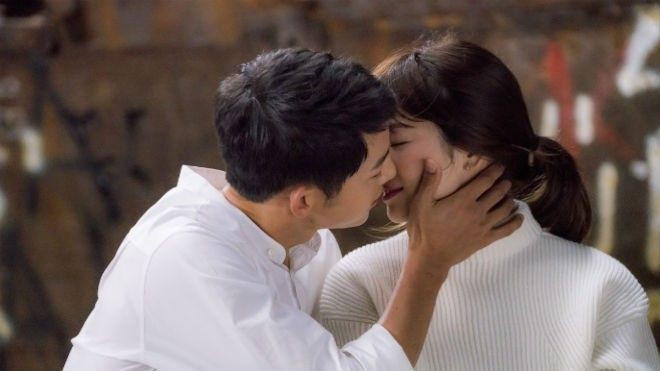 Song Joong Ki và Song Kye Kyo đã hôn nhau hơn 100 lần trong Hậu duệ mặt trời Ảnh 2