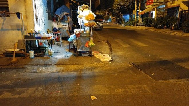 Ngồi ăn bánh tráng nướng với bạn gái, nam thanh niên bị đâm nguy kịch Ảnh 2
