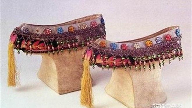Lịch sử giày cao gót của phụ nữ dân tộc Mãn Châu Trung Quốc Ảnh 2