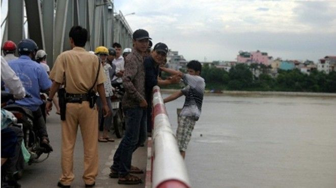 Cảnh sát cứu nữ sinh lớp 10 định nhảy cầu cùng bạn trai Ảnh 2