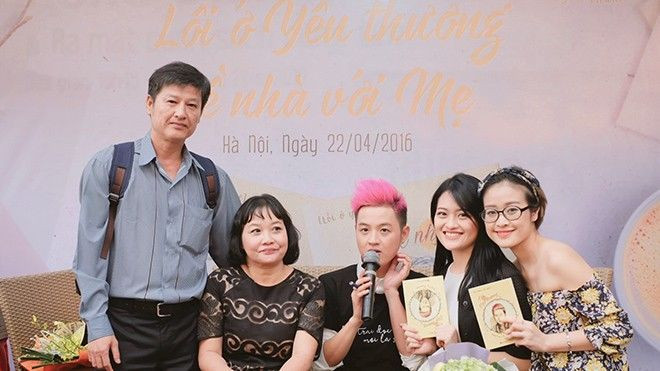 Bố Thanh Duy hộ tống hai mẹ con đi giao lưu với fan Ảnh 2