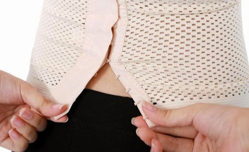 Không thắt đai liên tục, chỉ đeo với mức dễ chịu, khoảng vài giờ, tháo đai trước khi đi ngủ. Nếu phát hiện những biểu hiện lạ cần dừng đeo ngay.
