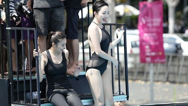 Thanh Hằng, Tóc Tiên diện bikini nóng bỏng chơi lặn biển giữa thành phố Ảnh 2