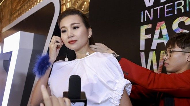Thanh Hằng diện cả cây Salvatore, được Hoàng Ku hộ tống tới VIFW 2016 Ảnh 2