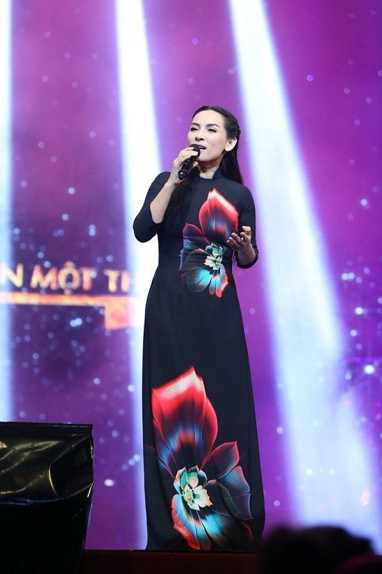 Xuất hiện tại đêm nhạc, ca sĩ Phi Nhung gây ấn tượng với mái tóc dài xõa ngang vai, diện áo dài nữ tính. Giọng ca Bolero nổi tiếng vinh danh các nhạc phẩm của “ông hoàng nhạc sến” Vinh Sử. Nhạc sĩ Vinh Sử gắn bó với dòng nhạc quê hương mang tính đại chúng. Các sáng tác của ông được hầu hết giới bình dân đón nhận vì nó gần gũi với cuộc sống của họ như những thân phận không may mắn, những mối tình trắc trở do không "môn đăng hộ đối" giữa một chàng trai nghèo và một cô gái giàu sang…