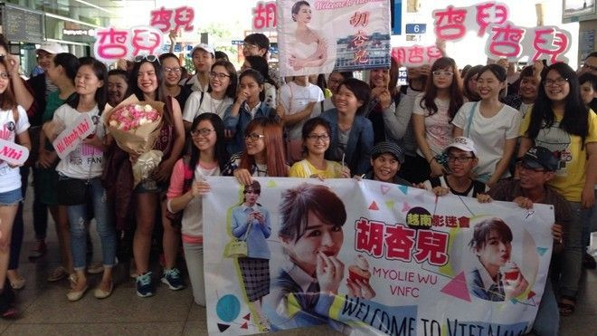 Fan 'nhuộm hồng' sân bay chào đón Hồ Hạnh Nhi đến Việt Nam Ảnh 2