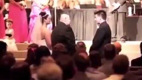 Video: Hài hước con rể bị bố vợ 'dằn mặt' ngay trong đám cưới Ảnh 2