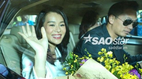 Hồ Hạnh Nhi rạng rỡ xuất hiện tại Tân Sơn Nhất cùng chồng mới cưới Ảnh 2