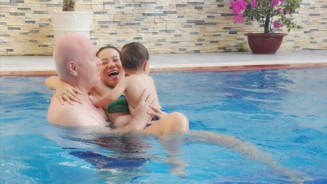 Fan thích thú khoảnh khắc ông xã dùng một tay bế cả hai mẹ con Thu Minh dưới hồ bơi Ảnh 2