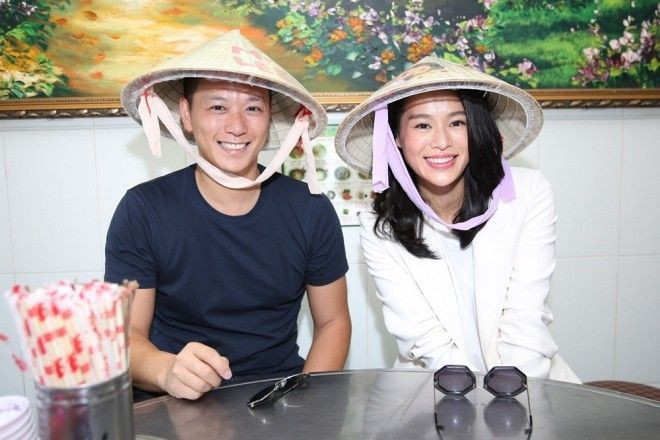 Vợ chồng Hồ Hạnh Nhi đội nón lá đi ăn phở Việt Nam Ảnh 2
