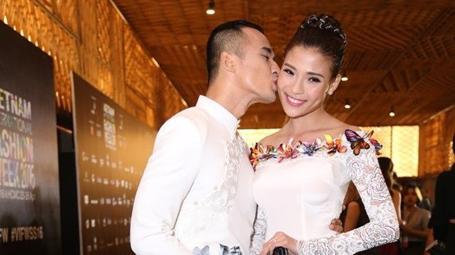 Lương Thế Thành - Thuý Diễm diện áo dài, hôn nhau đắm đuối tại thảm đỏ VIFW Ảnh 2