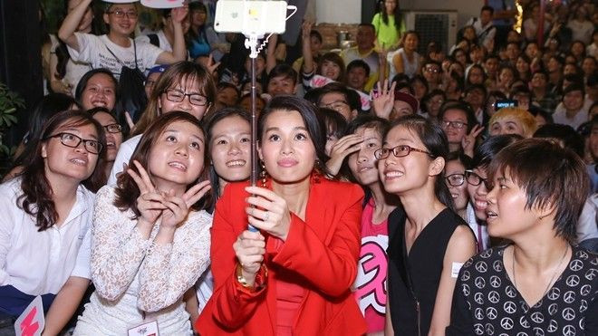 Loạt biểu cảm đáng yêu của Hồ Hạnh Nhi trong buổi họp mặt fan Việt Ảnh 2