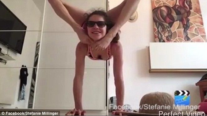 Hài hước cô gái trồng chuối dùng chân để đeo kính, bôi kem chống nắng Ảnh 2