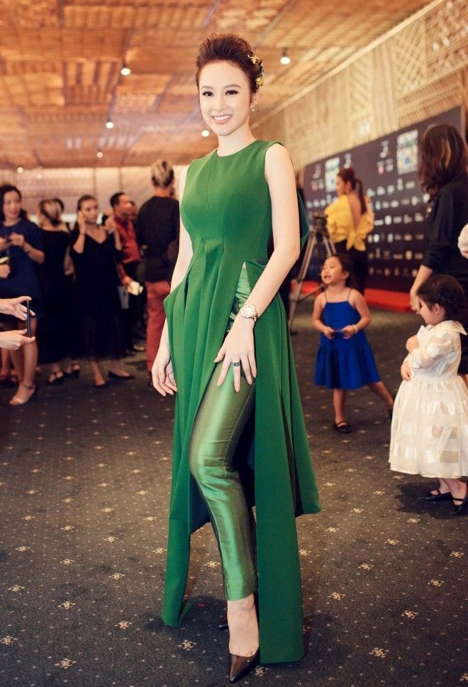 Nữ hoàng thảm đỏ không chỉ gây ấn tượng bởi gương mặt xinh đẹp, thần thái ngôi sao, mà còn ở loạt phụ kiện xa xỉ mà cô khoác lên người. Ngoài chiếc váy "chiến binh" của Lê Thanh Hoà, cô kết hợp với giày Louboutin, đồng hồ Fendi trị giá 100 triệu đồng và đặc biệt là chiếc nhẫn BVLGARI đính ngọc ruby xanh trị giá hơn 1 tỷ đồng.