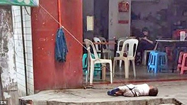 Thương tâm cảnh bà nội trói cháu trai trước cửa nhà vì không có tiền gửi đi nhà trẻ Ảnh 2