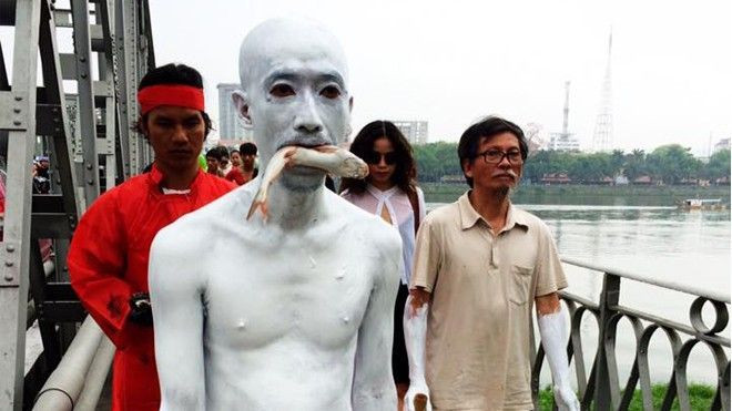 Nghệ thuật trình diễn 'Nỗi đau của những con cá' bị cấm vì chưa xin phép Ảnh 2