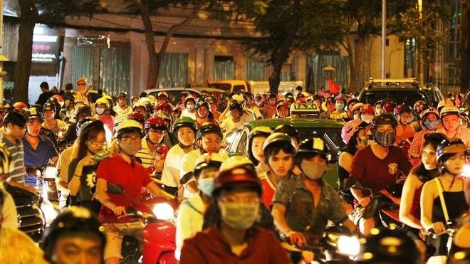 Người Sài Gòn đổ về trung tâm chơi lễ Ảnh 2