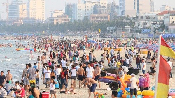 Chùm ảnh: Những bãi biển ngột ngạt và đông như nêm trong kỳ nghỉ lễ Ảnh 2