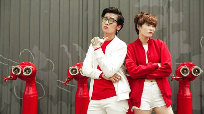 BB Trần đưa Kim Nhã đi khắp nơi bằng đồ đôi cá tính Ảnh 2