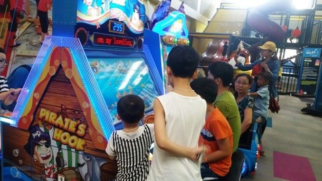 Tránh nóng, người dân nghỉ lễ ở… khu vui chơi trong nhà và cà phê máy lạnh Ảnh 2