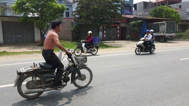 Hết hồn trước cảnh 'soái ca' U50 cởi trần, nhún nhảy trên xe máy Ảnh 2