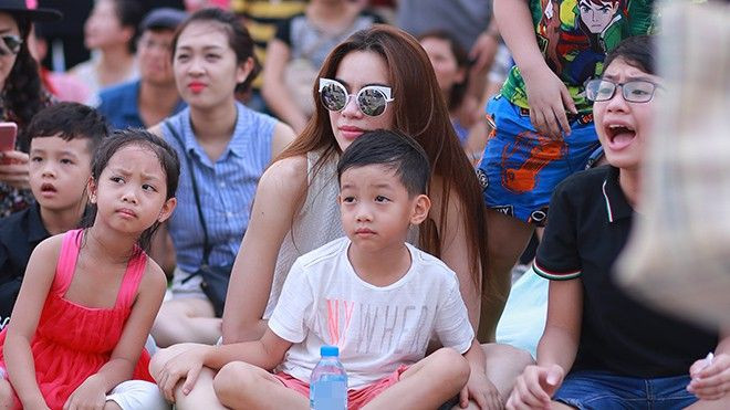 Hồ Ngọc Hà thoải mái đưa Subeo chơi lễ ở sự kiện ngoài trời Ảnh 2