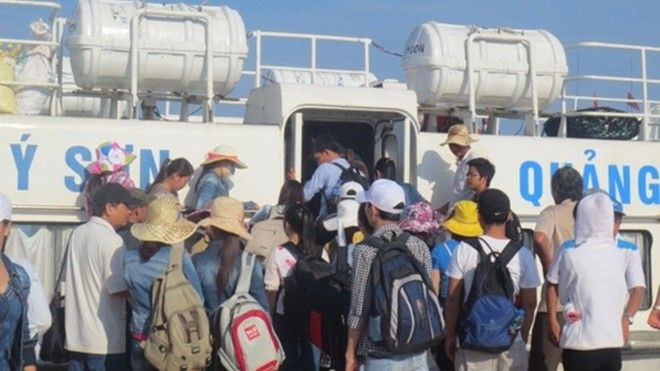Hàng ngàn khách du lịch chật vật rời đảo Lý Sơn Ảnh 2
