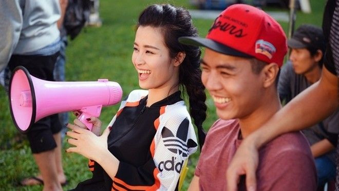 Đông Nhi chăm 'gà chiến' hết cỡ trong hậu trường MV debut đẹp lung linh Ảnh 2