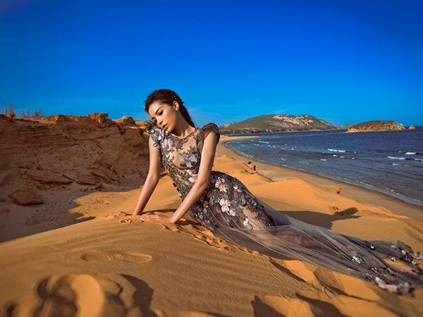 Cô cũng được nhà thiết kế nổi tiếng lựa chọn là đại sứ cho show thời trang Langage Des Fleurs - Ngôn ngữ Hoa, sẽ diễn ra vào ngày 25/5 tại TP HCM.