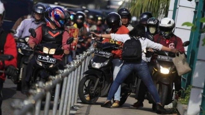 Dậy sóng hình ảnh cô gái dang tay chặn xe máy chạy trên vỉa hè Ảnh 2