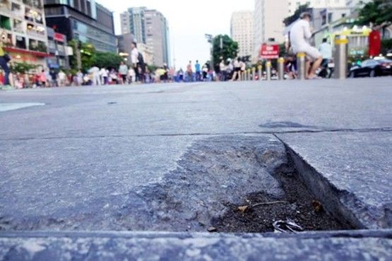 Đá trăm năm lát phố đi bộ Nguyễn Huệ có dấu hiệu hư hỏng Ảnh 2