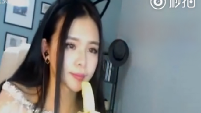 Cảnh ăn chuối gợi tình bị Trung Quốc cấm phát sóng trực tuyến Ảnh 2