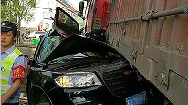 Thoát chết kỳ diệu dù ôtô bị xe tải đâm bẹp dúm Ảnh 2