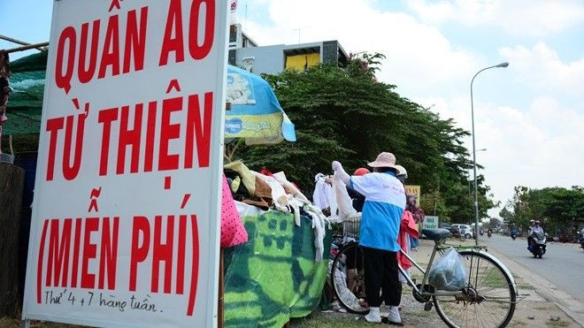 Hào hiệp Sài Gòn làm quầy quần áo miễn phí tặng cho người nghèo Ảnh 2