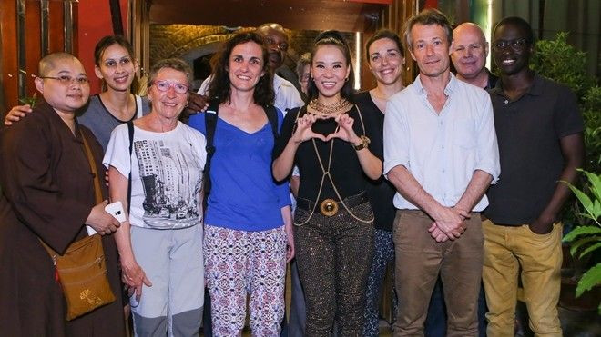 Khán giả nước ngoài đến tận phòng trà để xem Thu Minh biểu diễn Ảnh 2