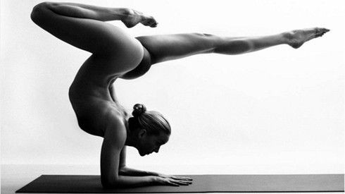 Muốn lợi ích gấp đôi, tập yoga phải… nude Ảnh 2