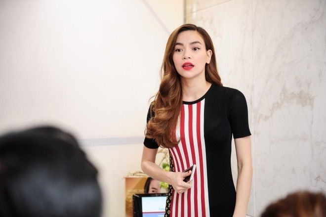 Trong khi đó, sau thời gian "ở ẩn" vì scandal tình ái, Hồ Ngọc Hà đang trở lại mạnh mẽ với những hoạt động nghệ thuật khác nhau.
