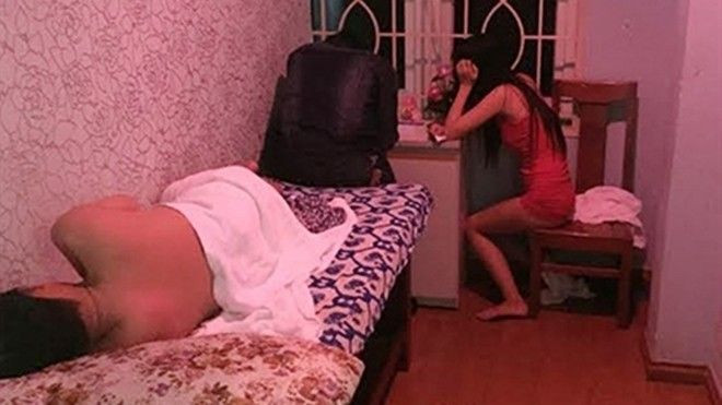 Lượn lờ bán dâm, U50 tranh thủ khoắng đồ trong xe Camry Ảnh 2