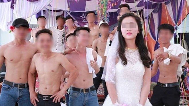 Bạn chú rể trần trùng trục chụp ảnh với cô dâu tại đám cưới ở Nghệ An Ảnh 2