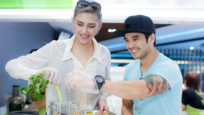 Siêu mẫu Hoàng Yến tự tay pha chế nước giải khát mời bạn bè sao Việt Ảnh 2