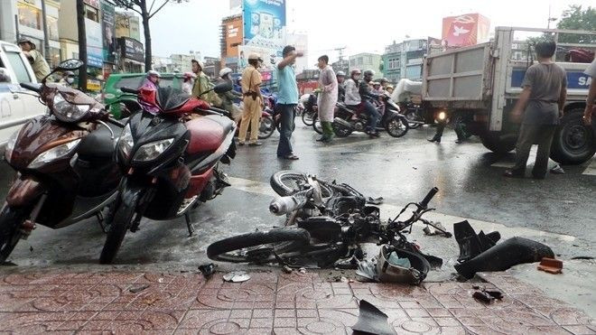 Lái xe chở thư báo tông chết kẻ nghi ăn cắp điện thoại Ảnh 2