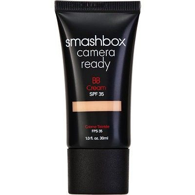 Những ngày khác thi thoảng cô ấy cũng sử dụng BB Cream của Smashbox cho lớp nền mỏng nhẹ.