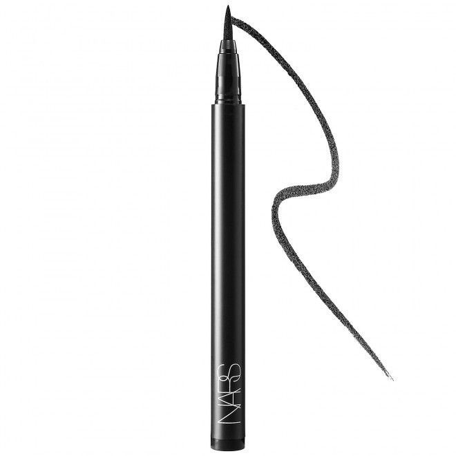 Nars stylo eyeliner là kẻ mắt cô ấy hay dùng nhất, lưu ý là cô nàng chỉ kẻ sát mi mắt chứ không vẽ đuôi mắt mèo quá sết lên nhé.